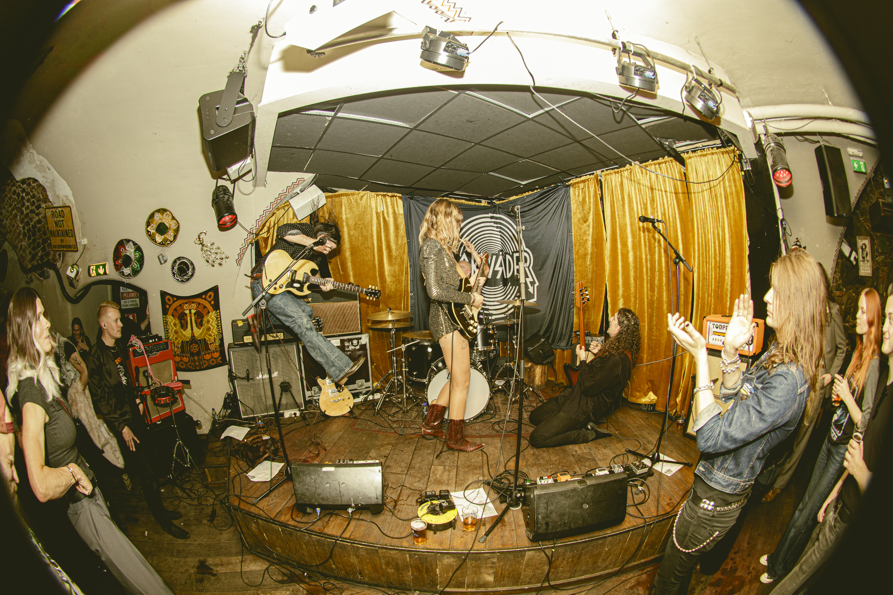Åskväder performing live